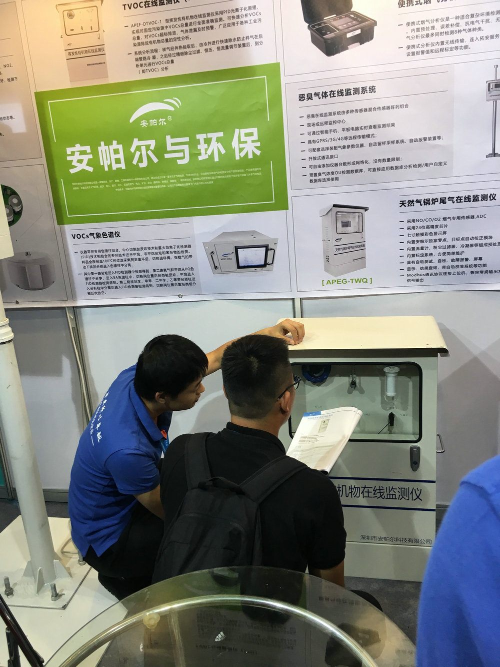 工程師為客戶做產品講解,客戶非常感興趣,觸摸安帕爾的產品